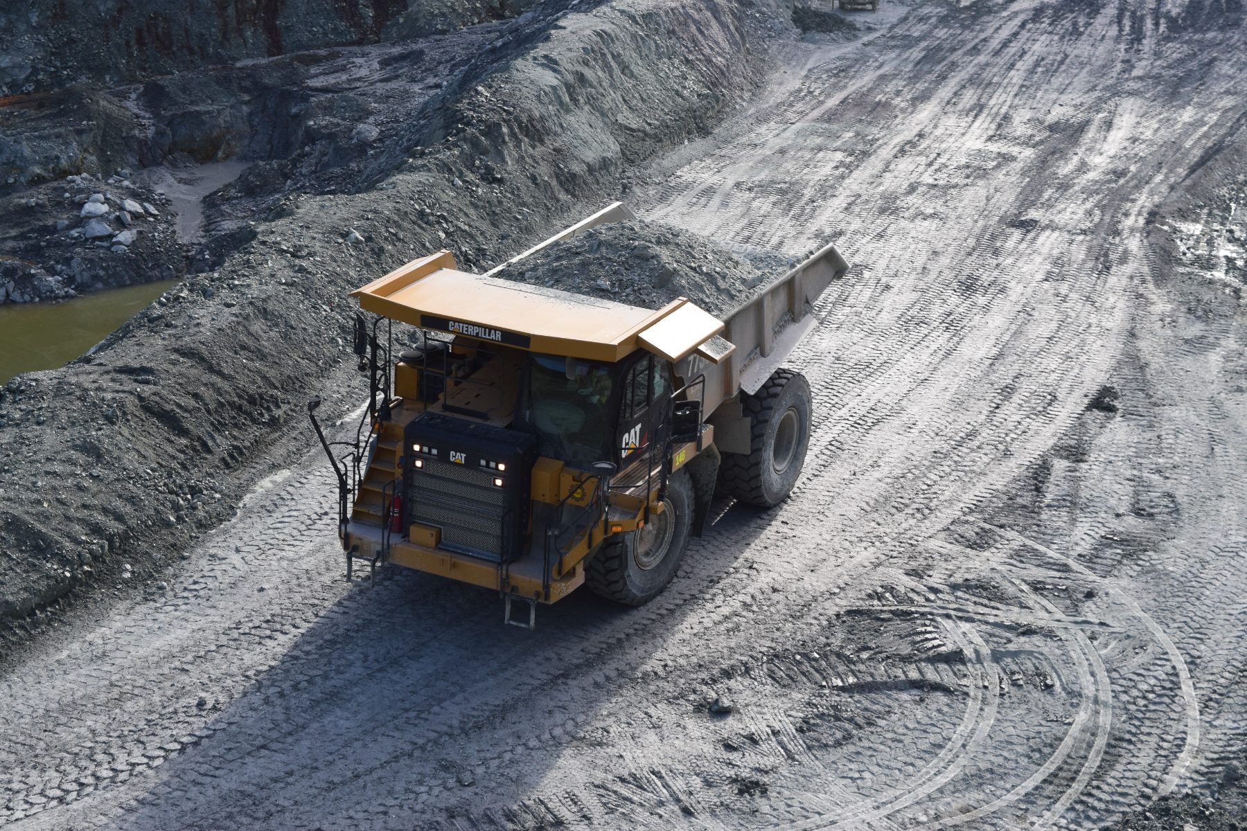 Haul truck on the quarry bench, fleet utilization and cost per ton
