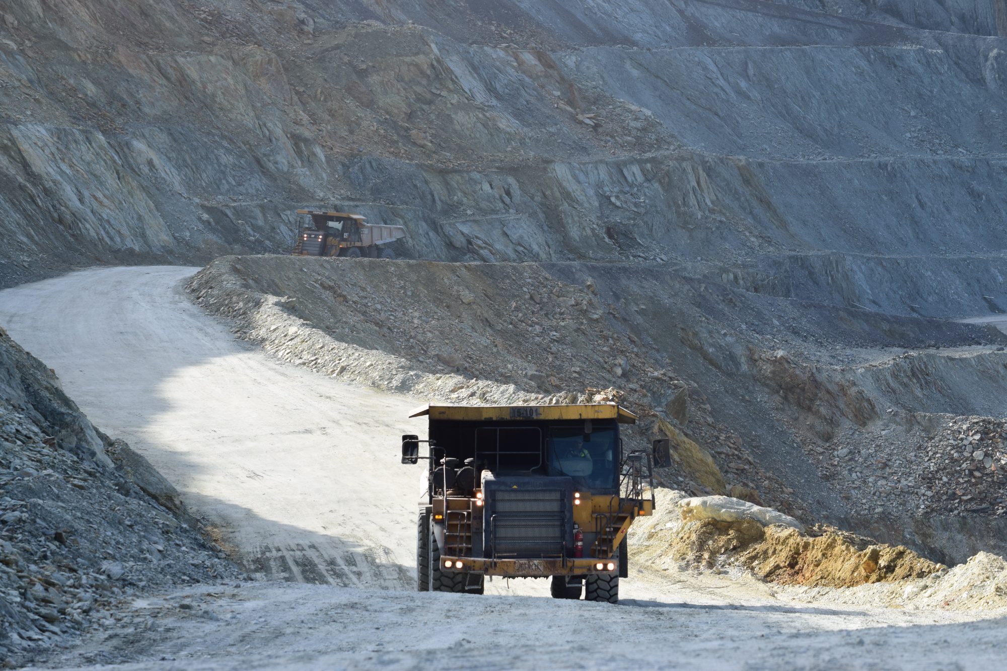 Haul road on an open-pit mining operation, haulage cycle under cost control