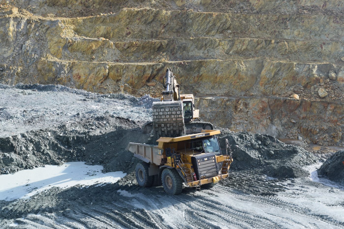 Loading at the quarry face, mining and quarry operations
