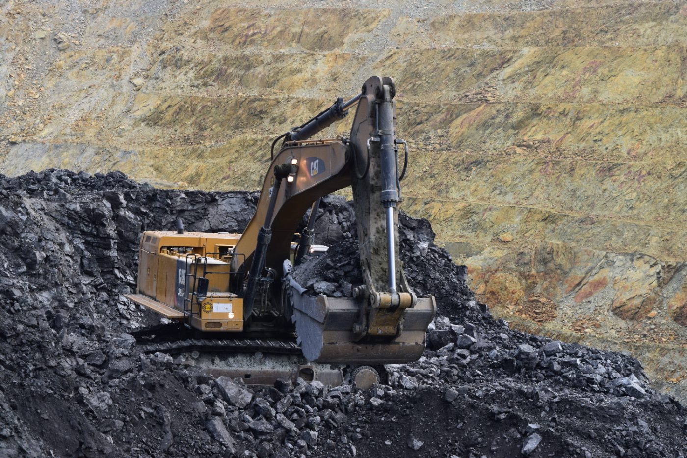 Excavator loading on the bench, open-pit productivity and haulage economics